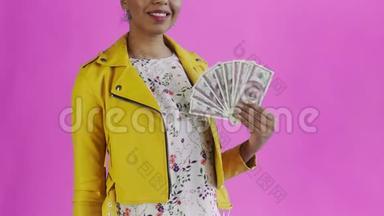 美国黑人妇女的肖像制片厂的粉红背景上画了一幅有钱迷的肖像。 黄色夹克